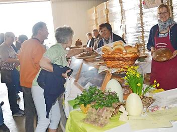 Brot- und andere Backwaren wie auch frische Krapfen waren gefragte Lebensmittel, ebenso wie auch am Nachbarstand der gute Schinken und die Bauernwurst.  Foto: K.- H. Hofmann