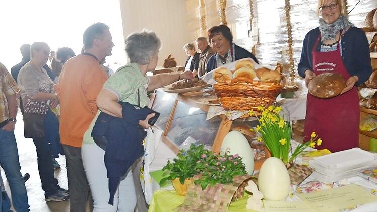 Brot- und andere Backwaren wie auch frische Krapfen waren gefragte Lebensmittel, ebenso wie auch am Nachbarstand der gute Schinken und die Bauernwurst.  Foto: K.- H. Hofmann