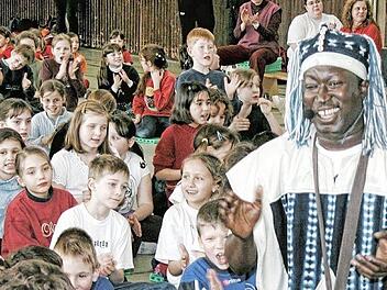 "Afrikanische Kultur und Lebensfreude pur" ist das Motto des senegalesischen Künstlers Max Bousso, der auch heuer wieder beim Kronacher Afrikafest allen Besuchern mächtig einheizen wird.  Foto: privat