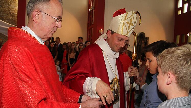 Weihbischof Herwig Gössl spendete 46 Kindern das Sakrament der Firmung. Links Dekan Hans Roppelt  Foto: Sonny Adam