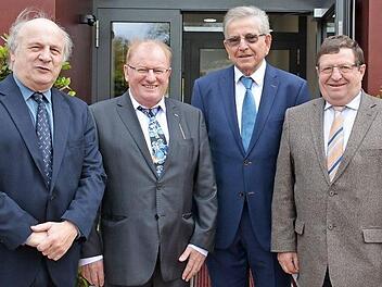 Strahlende Gesichter, als der Präsident des Bayerischen Musikrates, Thomas Goppel ein Geheimnis verraten hatte: Ernst Oestreicher bekommt das Bundesverdienstkreuz am Bande. Darüber freuten sich auch Gerhard Jenemann, erster Leiter der Berufsfachschule für Musik Bad Königshofen (links), sowie stellvertretender Landrat Josef Demar (rechts).  Foto: Friedrich