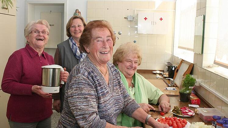 Ein Bild aus aktiveren Zeiten. Das fröhliches Küchenteam sorgt für das leibliche Wohl der Besucher: Erika Kohl (v.l.), Vorsitzende Sabine Köhler-Huter, Marianne Hörrlein und Brigitte König. Foto: Evi Seeger (Archiv)