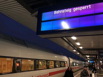 Der ICE steht am Gleis und wird durchsucht. Die Bundespolizei hatte eine Bombendrohung erhalten. Foto: NEWS5/Salg