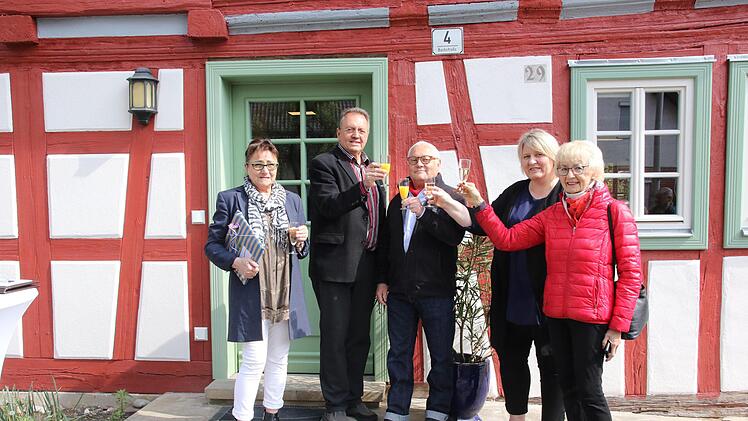 Sie ließen es sich nicht nehmen, auf den neuen Gemeinschaftsraum anzustoßen (von links): Mara Geist (Betreuung Gallileogerät),  Bürgermeister Udo Siegel, Architekt Johannes Höh,  Doris  Fischer (First Responder), Barbara Degner (Seniorenbetreuerin). Foto: Michael Stelzner
