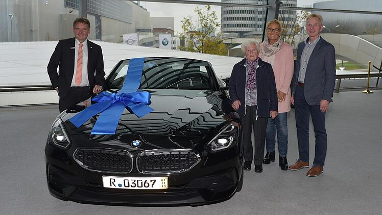 Thomas Pohl vom VR-Gewinnsparverein Bayern, Elfriede St&uuml;binger sowie Kundenberaterin Heidi Dietz und Vorstand G&uuml;nter Kolb von der Raiffeisenbank Thurnauer Land (von links) bei der &Uuml;bergabe Foto: privat