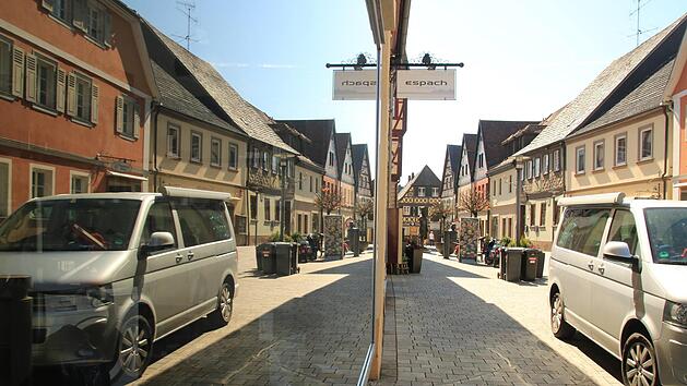 Kein Licht in den L&auml;den hinter den Schaufenstern - die meisten Gesch&auml;fte in der Staffelsteiner Bahnhofstra&szlig;e haben derzeit geschlossen. Foto: Matthias Einwag