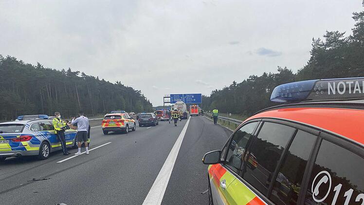 Audi kracht mit voller Wucht in Heck von Krankentransportwagen