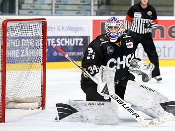 Der gebürtige Bad Kissinger Jonas Langmann (Bild) im Trikot der Ravensburg Towerstars. Foto: Kim Enderle