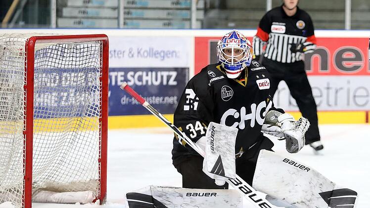 Der gebürtige Bad Kissinger Jonas Langmann (Bild) im Trikot der Ravensburg Towerstars. Foto: Kim Enderle