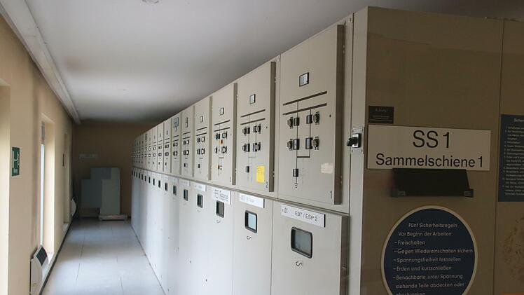 Blick ins Innere des Betriebsgebäudes mit den 20-Kilovolt-Schaltschränken aus den 1980er Jahren.