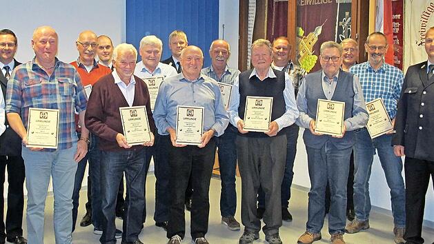 Ehrungen f&uuml;r 40, 50 und 60 Jahre Vereinszugeh&ouml;rigkeit standen bei der Freiwilligen Feuerwehr Waldfenster an.
