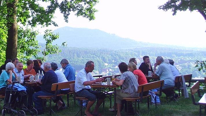 Der Pretzfelder Keller bietet Bier zusammen mit einem wundersch&ouml;nen Ausblick