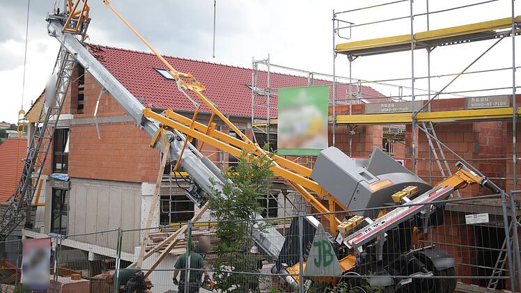 Baukran in Ansbach umgekippt