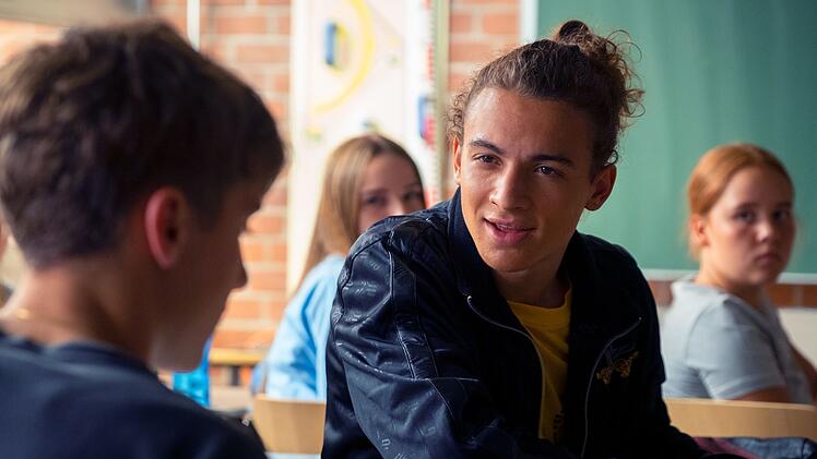 Streit über "Anne Frank": Karim (Oskar Redfern, rechts) und Max (Samuel Benito) giften sich im Klassenzimmer an.