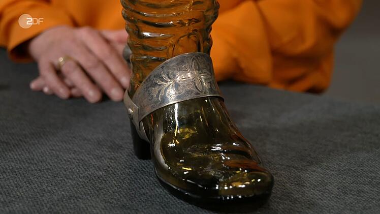 Ein Herstellernachweis f&uuml;r das Glas fehlte zwar, doch glaubte Werner, das Glas aufgrund des markanten Stils dennoch zuordnen zu k&ouml;nnen: Zwiesel im Bayerischen Wald. Das sei bekannt, wusste selbst Lichter. Die K&uuml;nstlerin sei relativ sicher Henriette Steigerwald.