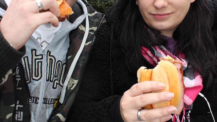 Jason Marshall  und Patricia Banz: "Wir holen uns schon öfter Fast Food. Currywurst, Pommes, Döner - es schmeckt einfach. Wir setzen uns dann aber schon irgendwo hin, im Laufen ist es blöd zu essen."