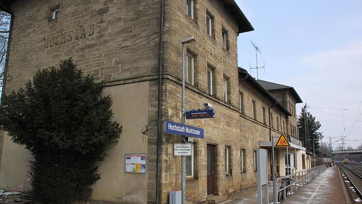 Der Bahnhof Hochstadt-Marktzeuln liegt an der Strecke nach Berlin und steht unter Denkmalschutz.