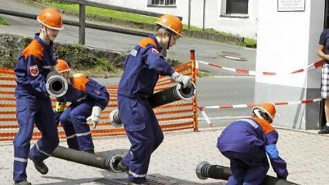 Die jungen Feuerwehrler kamen in Egolffstein ziemlich ins Schwitzen.   Fotos: Löwisch