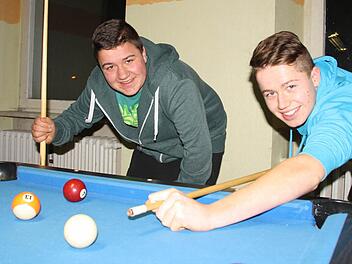 Lukas und Stefan Graser spielen im gemeindlichen Jugendhaus gerne Billard, ansonsten schieben sie in ihrer Freizeit aber eher keine ruhige Kugel: Beide sind in drei Vereinen aktiv. Foto: Ralf Ruppert