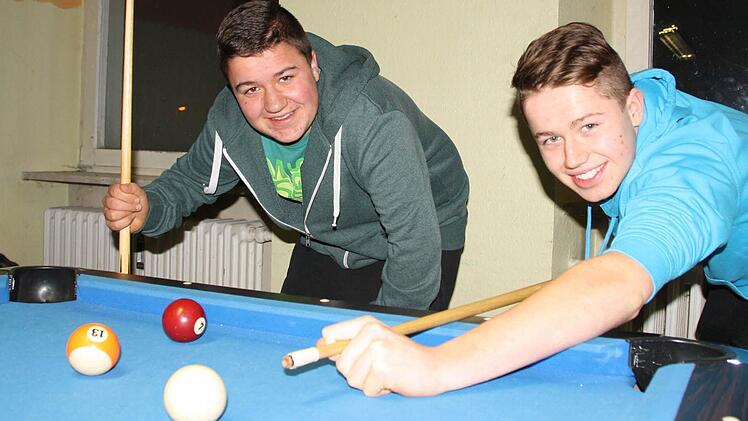 Lukas und Stefan Graser spielen im gemeindlichen Jugendhaus gerne Billard, ansonsten schieben sie in ihrer Freizeit aber eher keine ruhige Kugel: Beide sind in drei Vereinen aktiv. Foto: Ralf Ruppert