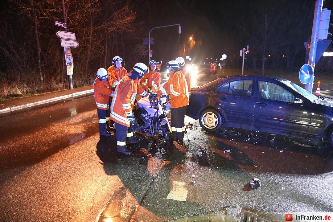 Mercedes erfasst Motorradfahrerin und verletzt sie schwer