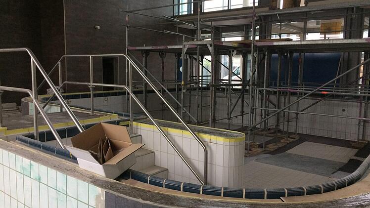Die Saunalandschaft in der Therme Natur in Bad Rodach wird vergrößert; die Zahl der Therapiebecken wird gleichzeitig von zwei auf eins reduziert. Dieses Therapiebecken steht künftig  - nach dem Umbau - nur noch den Saunagästen zur Verfügung.Oliver Schmidt