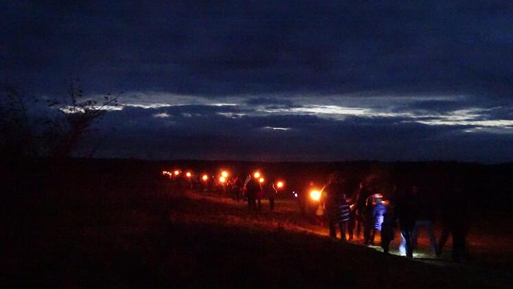Erhellt von Fackeln und Lampen zogen rund 60 Kinder mit ihren  erwachsenen Begleitern zum Samhain-Fest in Nordhalben.