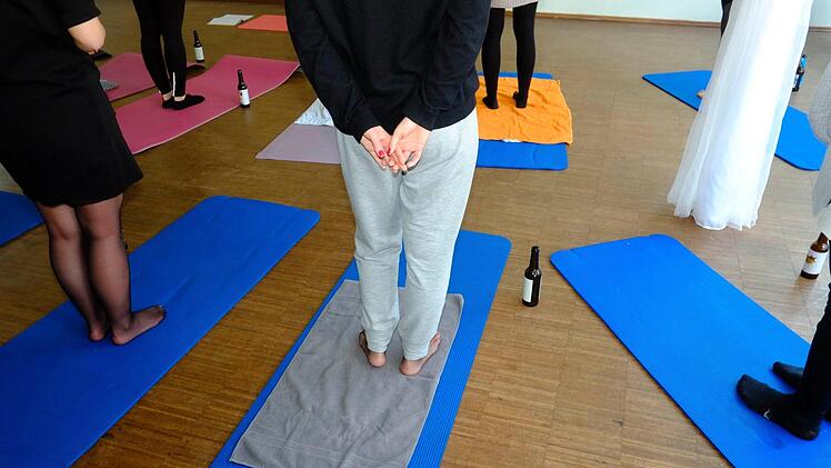 Entspannung beim Bier-Yoga in Nürnberg. Foto: Nikolas Pelke