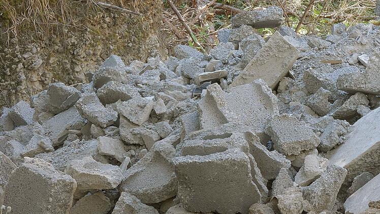 Es sind gewaltige Mengen Bauschutt, die abgelagert wurden. Foto: Emil Jenne