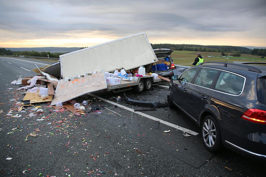 Anhänger umgekippt - Gummibärchen auf der A9 verteilt
