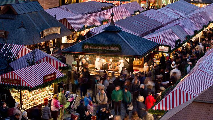 Einer der ber&uuml;hmtesten und sch&ouml;nsten Weihnachtsm&auml;rkte der Welt findet jedes Jahr in N&uuml;rnberg statt: Der Christkindlesmarkt. Wir haben Hotels gesucht, die in direkter N&auml;he des Hauptmarkts liegen.    Foto: Daniel Karmann/dpa