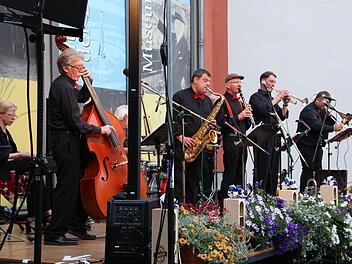 Präsentierte sich vergangenes Jahr in bestechender Form: die Old Beertown Jazzband mit (von links) Silke Krause, Bandleader Conny Fischer, Peter Brendel, Wolfgang Schrepfer, Sepp Roth, Daniel Hoffmann und Jürgen Punzet. Nun gibt es ein Wiederhören im Mönchshof. Sollte das Wetter beim Open-Air-Vergnügen nicht mitspielen, findet die Veranstaltung in der Mönchshofhalle statt.Archiv/Jochen Nützel