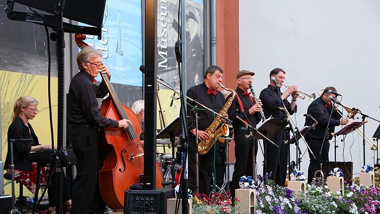 Präsentierte sich vergangenes Jahr in bestechender Form: die Old Beertown Jazzband mit (von links) Silke Krause, Bandleader Conny Fischer, Peter Brendel, Wolfgang Schrepfer, Sepp Roth, Daniel Hoffmann und Jürgen Punzet. Nun gibt es ein Wiederhören im Mönchshof. Sollte das Wetter beim Open-Air-Vergnügen nicht mitspielen, findet die Veranstaltung in der Mönchshofhalle statt.Archiv/Jochen Nützel