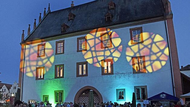 Lichtspiele sorgten f&uuml;r ein zauberhaftes Ambiente beim vierten Marktplatzfest in Ha&szlig;furt. Hier schlage das Herz der fr&auml;nkischen Stadt, meint B&uuml;rgermeister G&uuml;nther Werner. Die Besucher sa&szlig;en am alten Rathaus, das pl&ouml;tzlich ein bisschen anders aussah ... Foto: Ulrike Langer