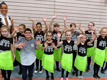 Die Kindertanz-Sportgruppe kurz vor der Präsentation ihres tänzerischen Könnens.  Foto: Lothar Weidner
