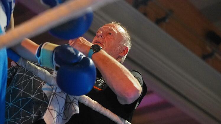 TSV-Trainer Edgar Feuchter in der Ringecke.