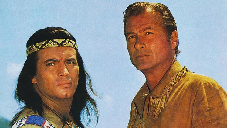 Pierre Brice (links) und Lex Barker sind die Hauptdarsteller der "Winnetou"-Reihe.