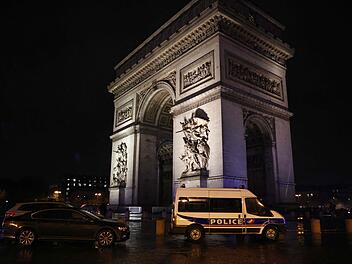 Gendarm am Pariser Triumphbogen angegriffen
