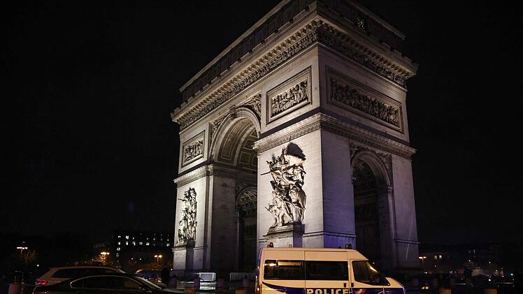Gendarm am Pariser Triumphbogen angegriffen