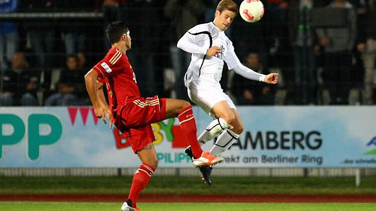 Zweikampf zwischen dem  M&uuml;nchner Emre Can (links)  und  Sebastian Wagner  vom FCE.