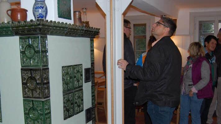 Kachelofen und moderne Stütze.