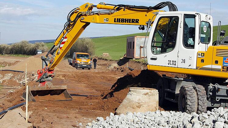 Von Grund auf neu angelegt  wird die Kreisstraße zwischen Dutendorf und Burgweisach.  Fotos: Paul  Frömel
