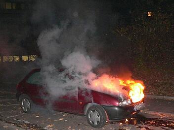 Die Flammen schlagen aus dem Motorraum, der Fahrer hat sich in Sicherheit gebracht.  Fotos: Stephan Tiroch und Feuerwehr