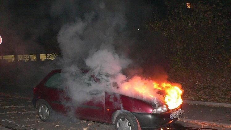 Die Flammen schlagen aus dem Motorraum, der Fahrer hat sich in Sicherheit gebracht.  Fotos: Stephan Tiroch und Feuerwehr