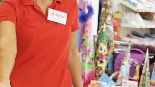 Verkäuferin Birgit Kestel weiß, dass nicht nur Abc-Schützen zur Zielgruppe der potenziellen Schultüten-Käufer gehören.