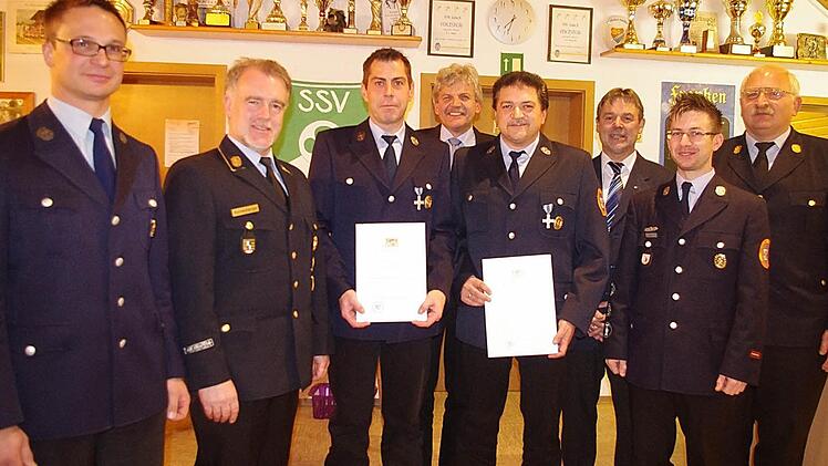 Harry Neder und Detlef Beiergrößlein erhielten das Staatliche Feuerwehrkreuz in Silber. Das Bild zeigt (v. l.) Vorsitzender Alexander Hoderlein, Kreibrandrat Joachim Ranzenberger, Harry Neder, Bürgermeister Wolfgang Förtsch, Detlef Beiergrößlein, stellvertretender Landrat Gerhard Wunder, Kommandant Matthias Eidloth und Kreisbrandinspektor Hans-Ulrich Müller. Foto: Heike Schülein
