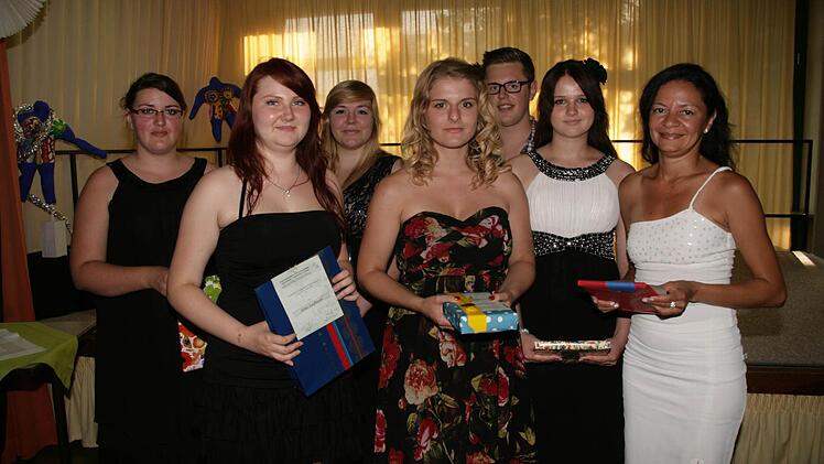 Die Jahrgangsbesten (mit einer 1 vor dem Komma) bekamen einen Buchpreis von der Schule Fachbereich Ernährung und Versorgung: Ann-Lena KirschKinderpflege: Alina Jaufmann, Hildegard Emrich-Tiba, Natascha Kratz, Anja HaagSozialpflege: Maria Rosilene Candido da Silva, Lukas Schiffer  Foto: Sylvia Hubele