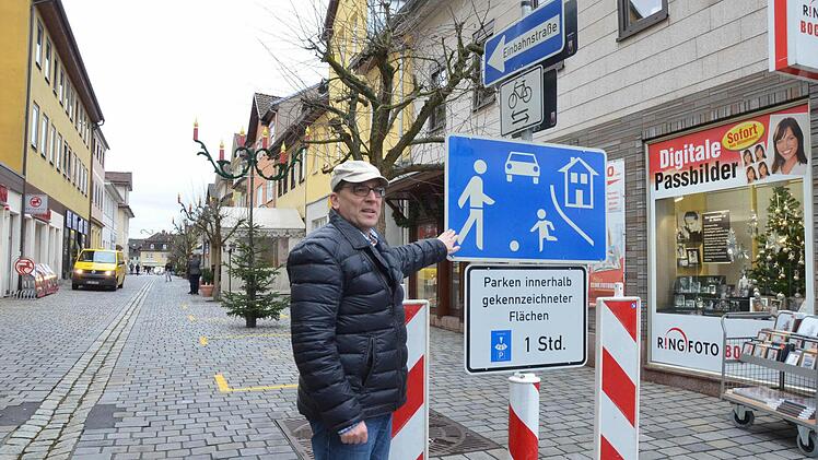 Detlev Heerlein, in der Verwaltung für den Straßenverkehr zuständig, erklärt die neue Regelung, die wieder Autos in den Neustadter Steinweg fahren lässt. Foto: Rainer Lutz