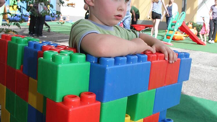 Eingemauert: Moritz Pohlmann (4) findet den Mini-Club supergut. Foto: Sonja Adam