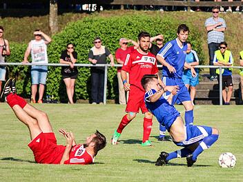 TSV Hirschaid - SC Reichmannsdorf. Der SC (rot) stolperte im Wiederholungsspiel über Hirschaid und bleibt Kreisklassist. Fotos: Martin Kreklau